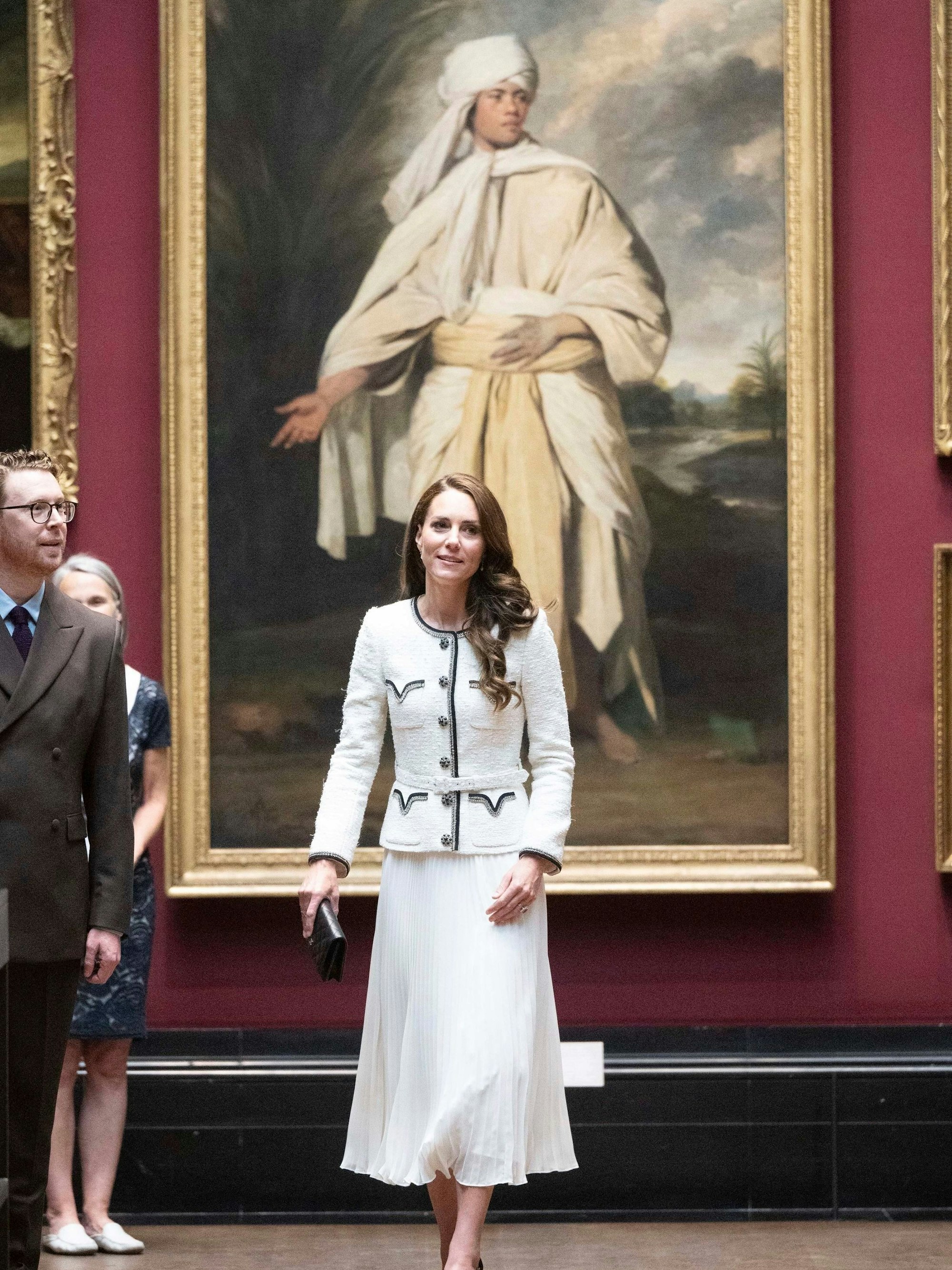 Kate, Prinzessin von Wales, vor dem Porträt „Omai“ von Joshua Reynolds anlässlich der Wiedereröffnung der National Portrait Gallery in London.
