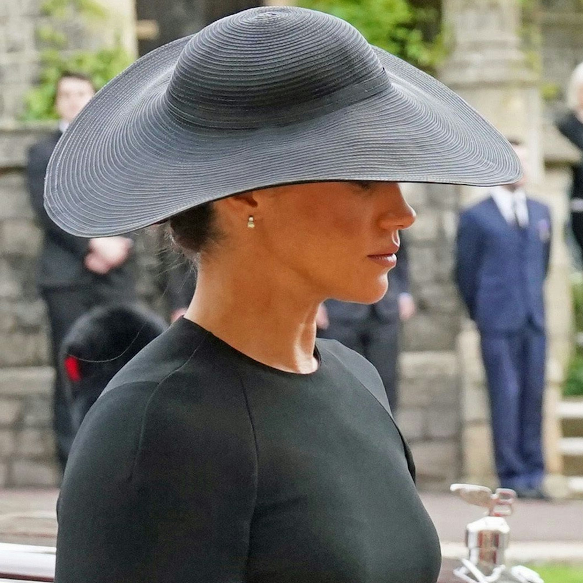 Herzogin Meghan trägt einen großen Dior-Hut bei der Trauerfeier und Beerdigung von Königin Elizabeth II.