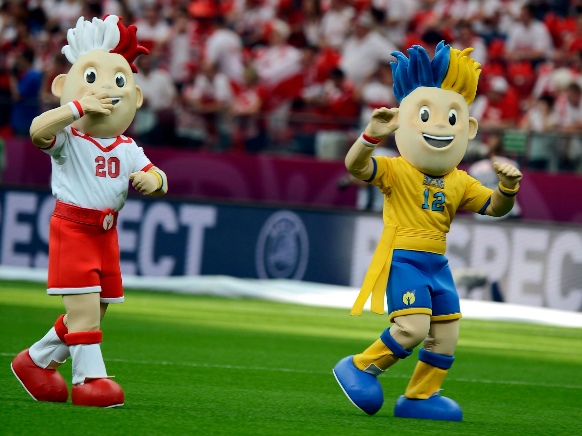 Die Maskottchen „Slavek und Slavko“ für die EM 2012 stehen auf dem Platz.