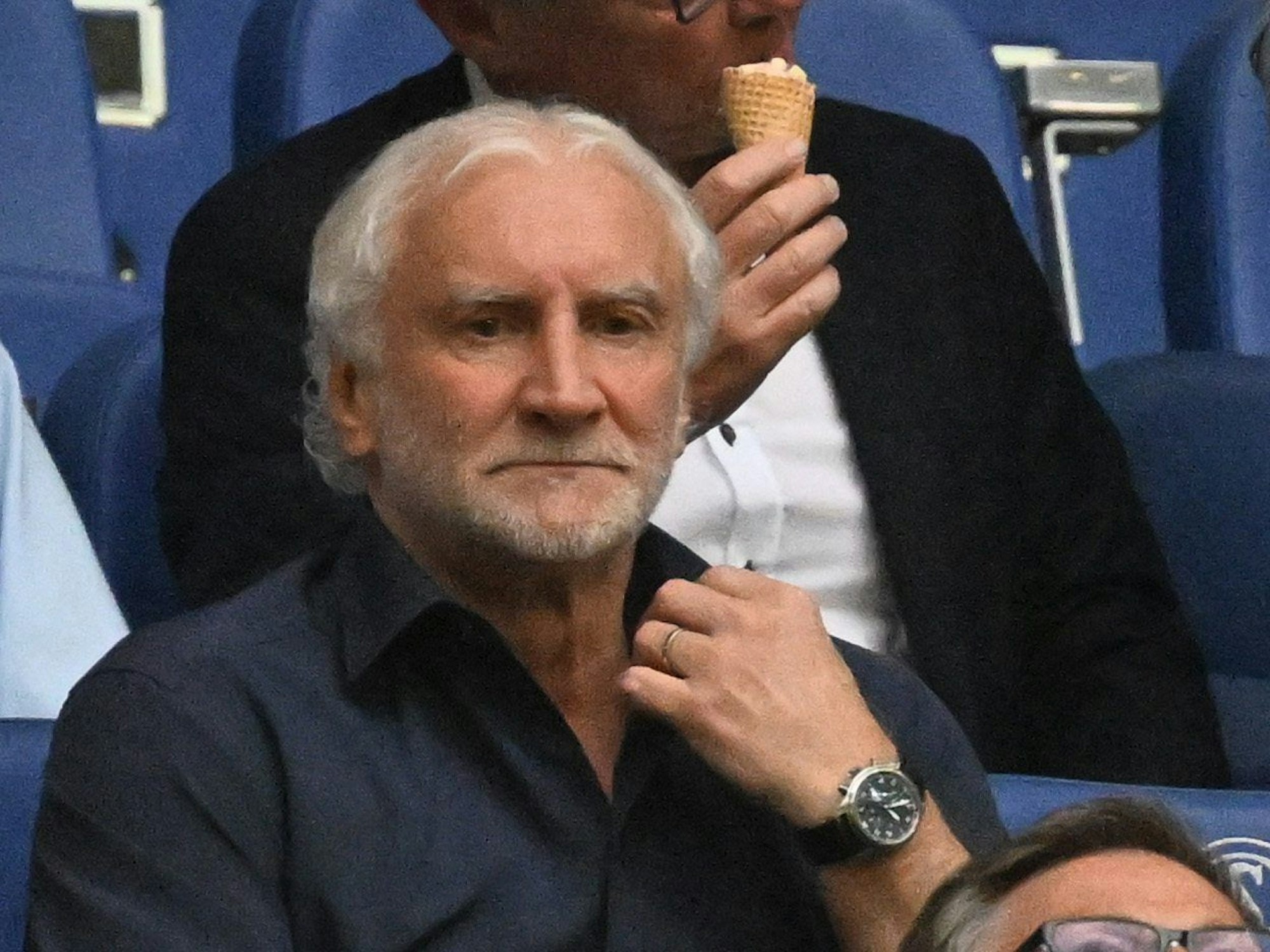 Rudi Völler sitzt vor dem Spiel auf der Tribüne.
