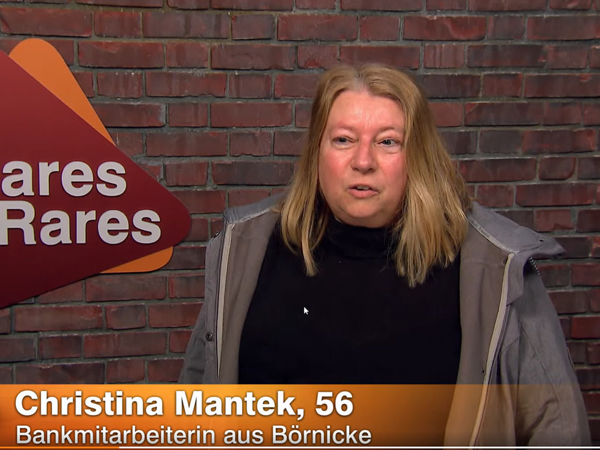 Christina Mantek bei „Bares für Rares“, hier auf einem Screenshot der Sendung vom 20. Juni 2023, möchte in der Trödel-Show ein Massage-Gerät verkaufen.