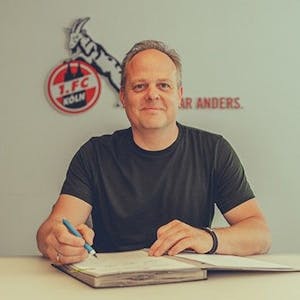 Daniel Weber unterschreibt seinen Vertrag beim 1. FC Köln.