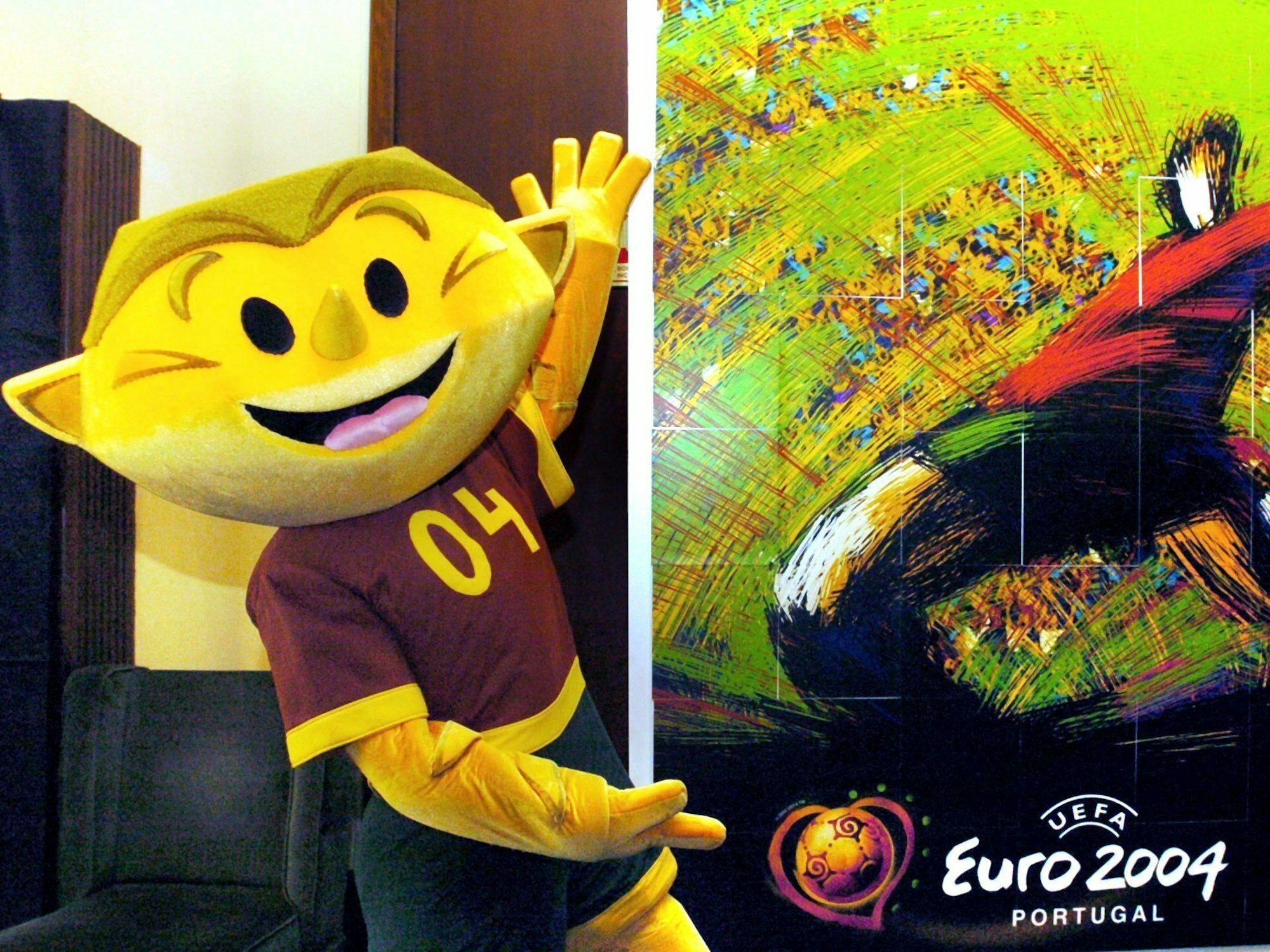 Das Maskottchen „Kinas“ für die EM 2004 wird in Portugal vorgestellt.