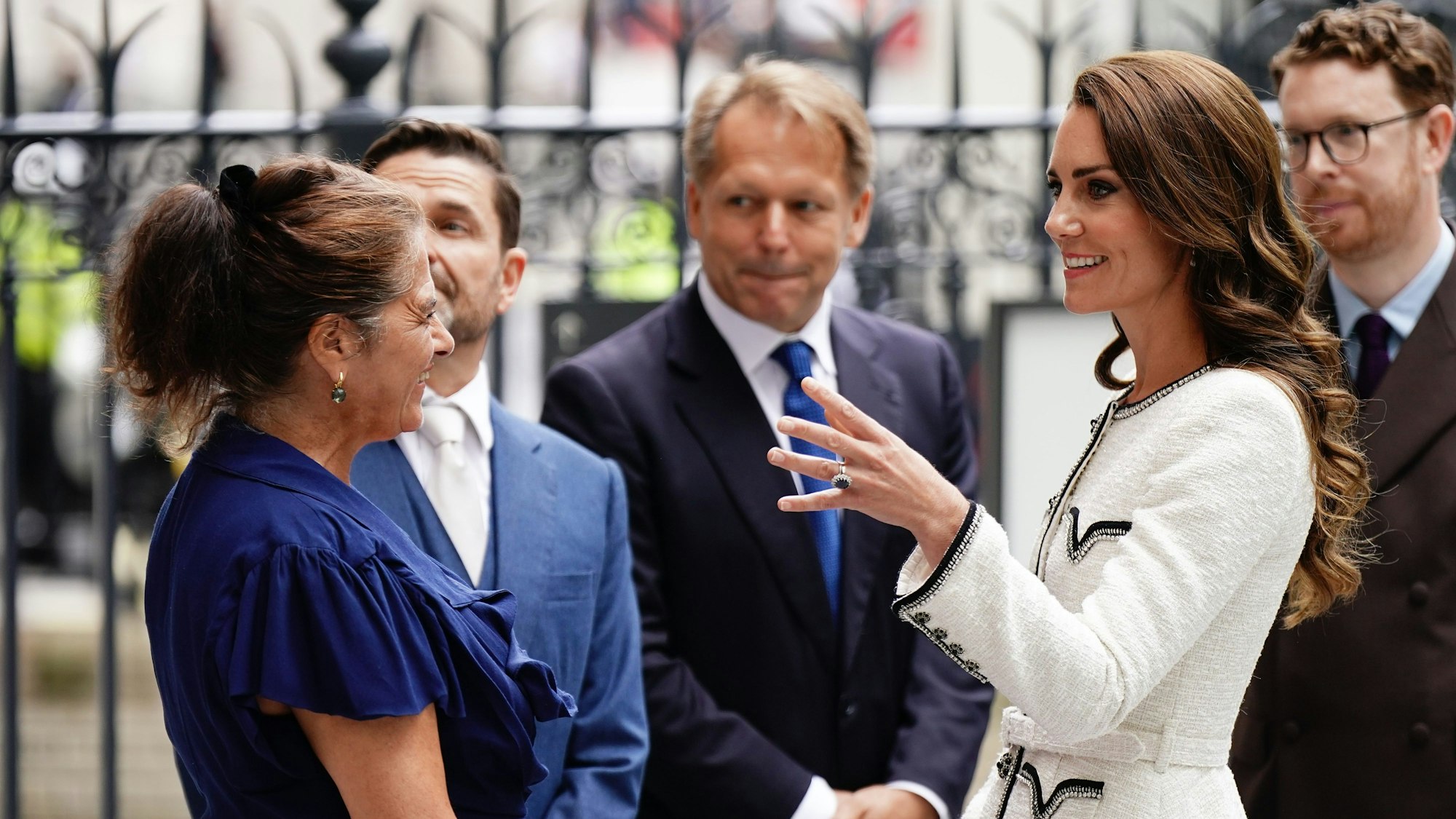 Kate (r), Prinzessin von Wales, beim Besuch zur Wiedereröffnung der National Portrait Gallery nach einem dreijährigen Renovierungsprogramm.
