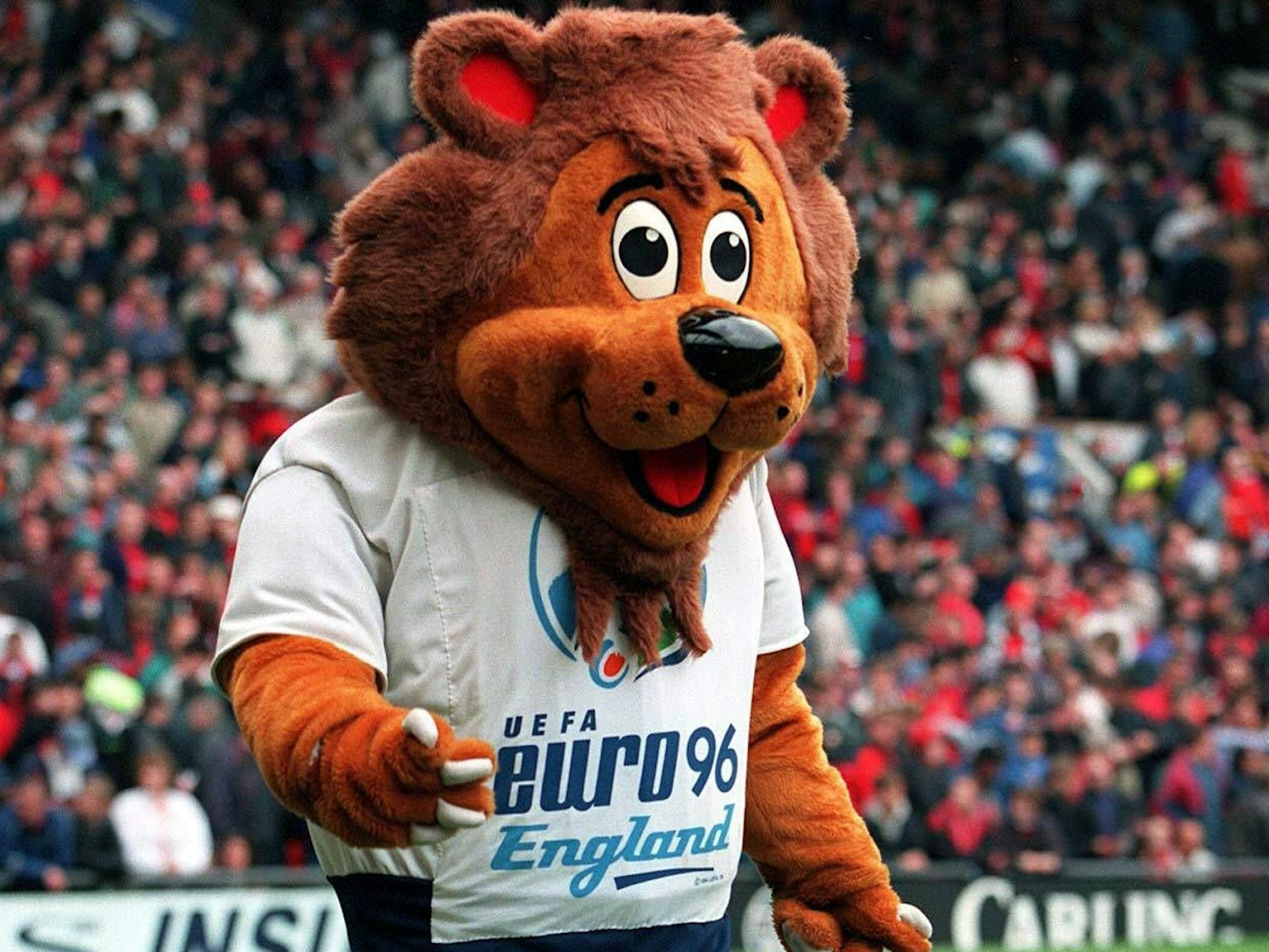 Das Maskottchen „Goaliath“ für die EM 1996 steht auf dem Platz.