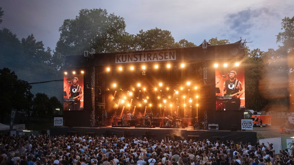 „Bon Iver“ bei ihrem Auftritt am 19. Juni 2023 beim Kunstrasen in Bonn.