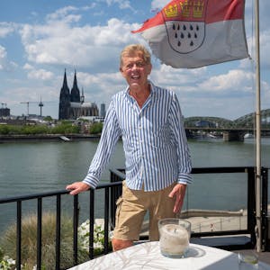 Arnold Dircks auf seinem Balkon vor dem Rheinpanorama