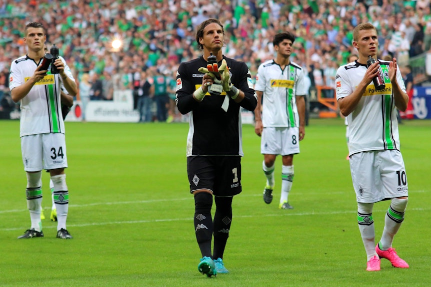 Granit Xhaka, Yann Sommer, Mo Dahoud und Thorgan Hazard (v.l.n.r.) am 30. August 2015 nach einem Auswärtsspiel von Borussia Mönchengladbach bei Werder Bremen.