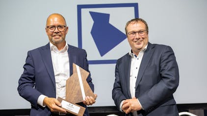 NRW-Verkehrsminister Oliver Kirscher überreichte bei der Wirtschaftsnacht 2022 am 14. September den Preis in der Kategorie Nachhaltigkeit an Igus-Geschäftsführer Michael Blass (l.).
