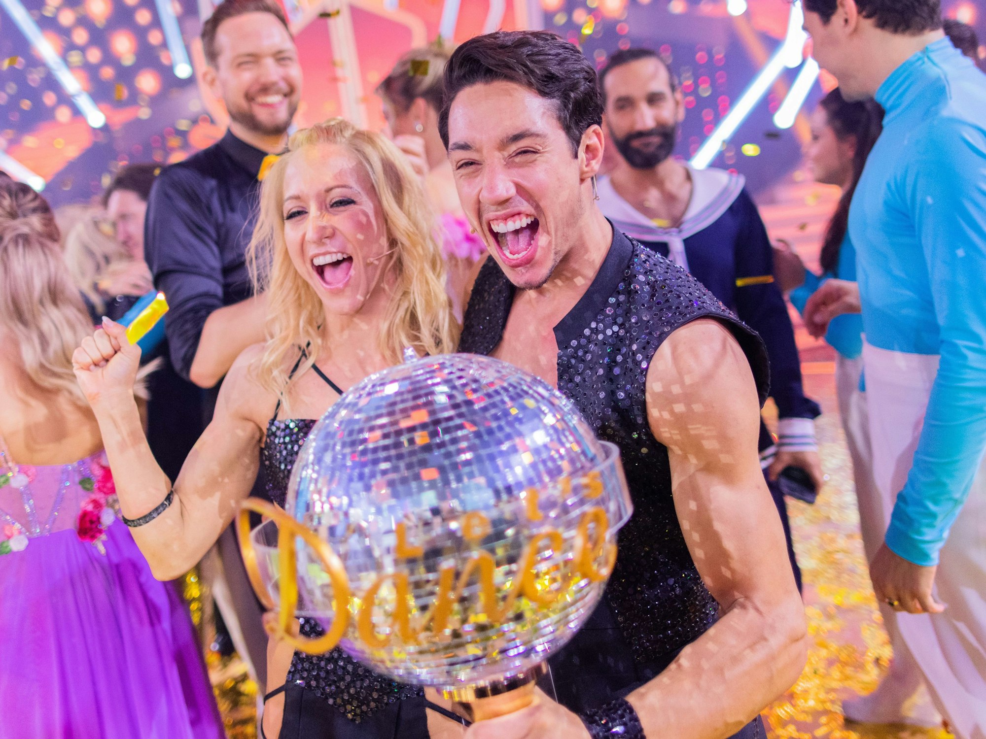 Rene Casselly, Zirkusartist, und Kathrin Menzinger, Profitänzerin, jubeln mit dem Pokal nach dem Sieg in der RTL-Tanzshow "Let's Dance" im Coloneum.
