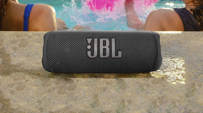 JBL Box vor Pool