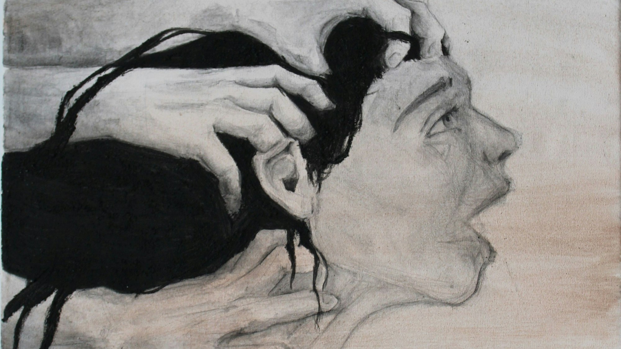 Eine Frau versucht zu schreien, während drei Hände an ihren Hals und in ihre Haare greifen.
