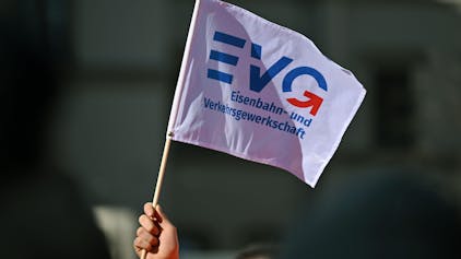 Streik-Kundgebung der Eisenbahn- und Verkehrsgewerkschaft (EVG). Die Eisenbahn-Gewerkschaft hat mit kleineren Verkehrsunternehmen offenbar eine Einigung erzielt, damit erhöht sie auch den Druck auf die Deutsche Bahn.