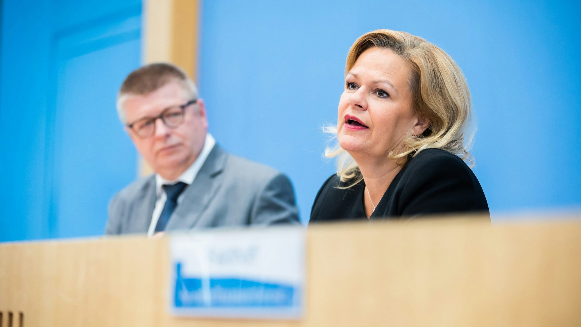 Bundesinnenministerin Nancy Faeser (SPD) stellt mit Thomas Haldenwang, Präsident des Bundesamtes für Verfassungsschutz, den Verfassungsschutzberichts 2022 in der Bundespressekonferenz vor.