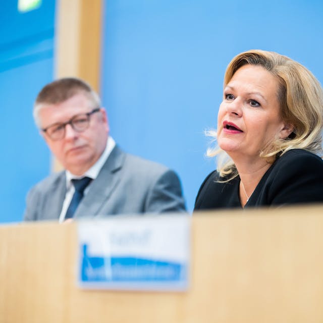 Bundesinnenministerin Nancy Faeser (SPD) stellt mit Thomas Haldenwang, Präsident des Bundesamtes für Verfassungsschutz, den Verfassungsschutzberichts 2022 in der Bundespressekonferenz vor.