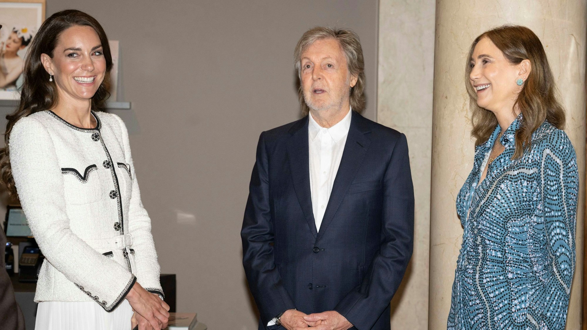Prinzessin Kate mit Sir Paul McCartney und seiner Frau Nancy Shevell während eines Besuchs zur Wiedereröffnung der National Portrait Gallery.