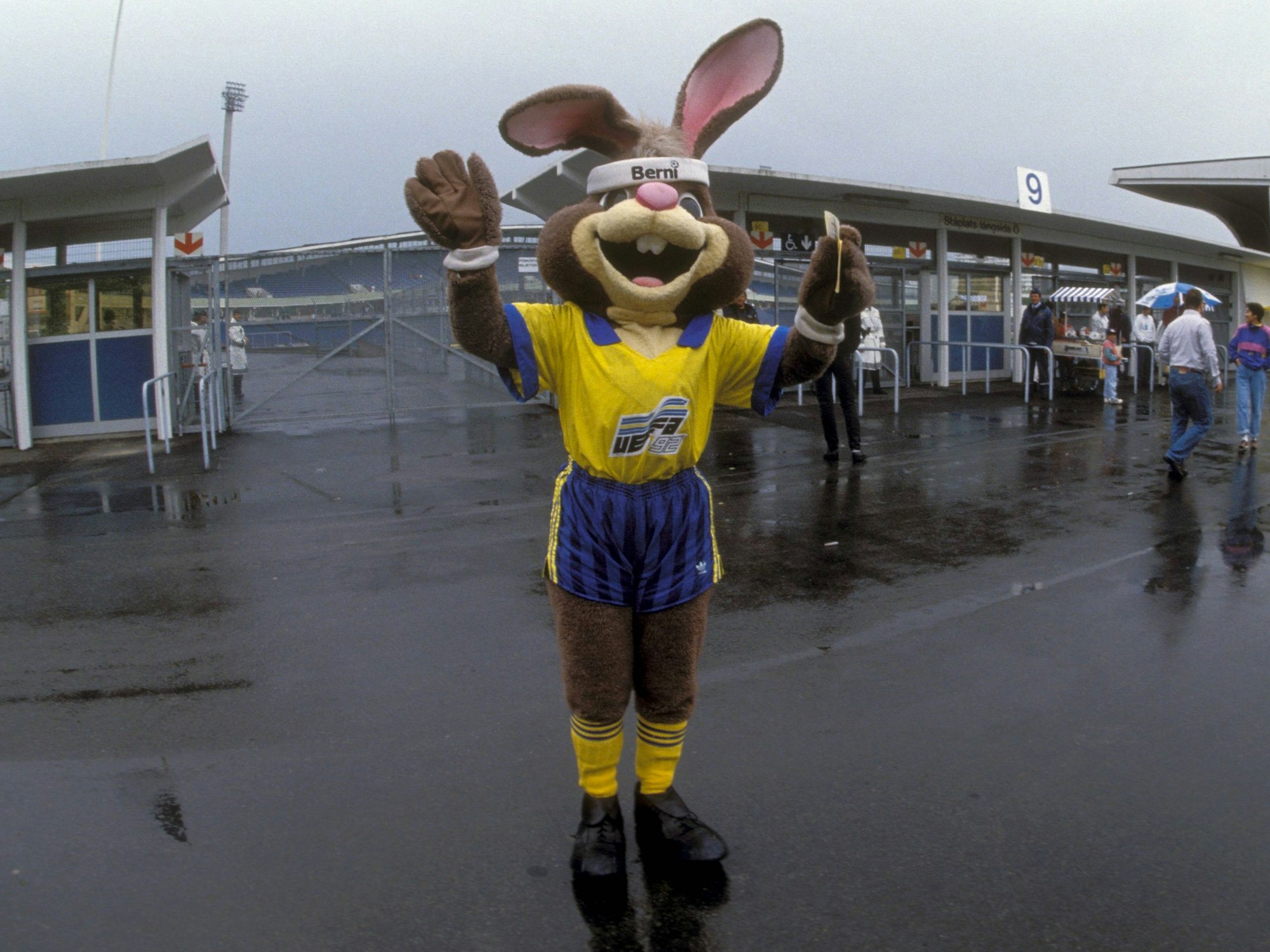 Das Maskottchen „Berni (reloaded)“ für die EM 1992 steht vor dem Gamla Ullevi Stadion in Schweden.