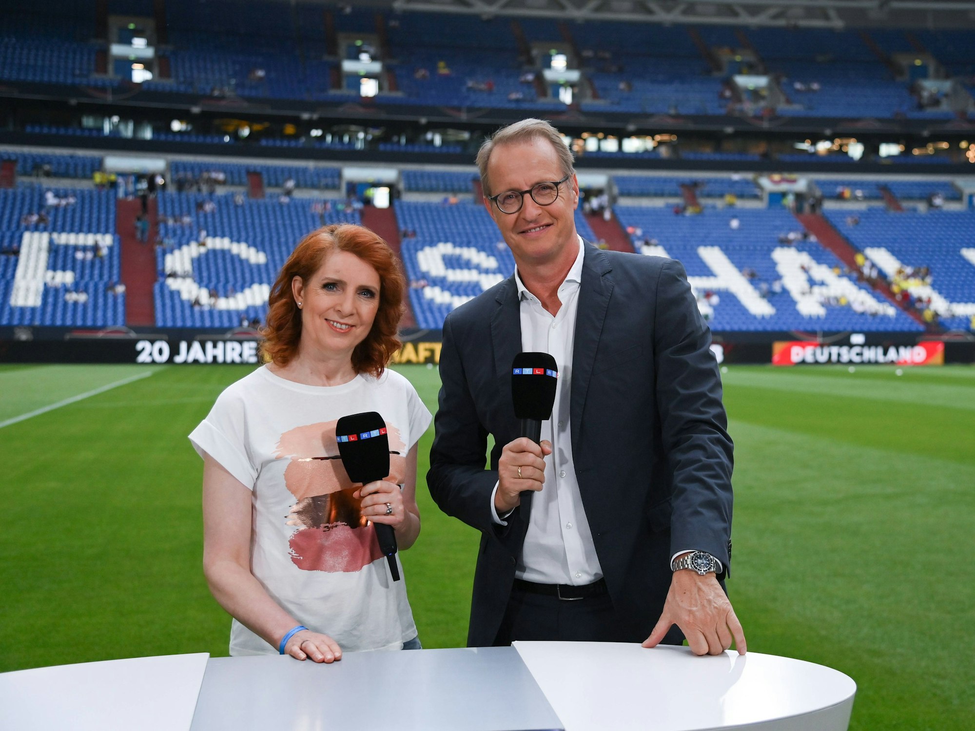 RTL-Moderatorin Monica Lierhaus und RTL-Reporter Florian König am 20. Juni 2023 beim Länderspiel gegen Kolumbien,