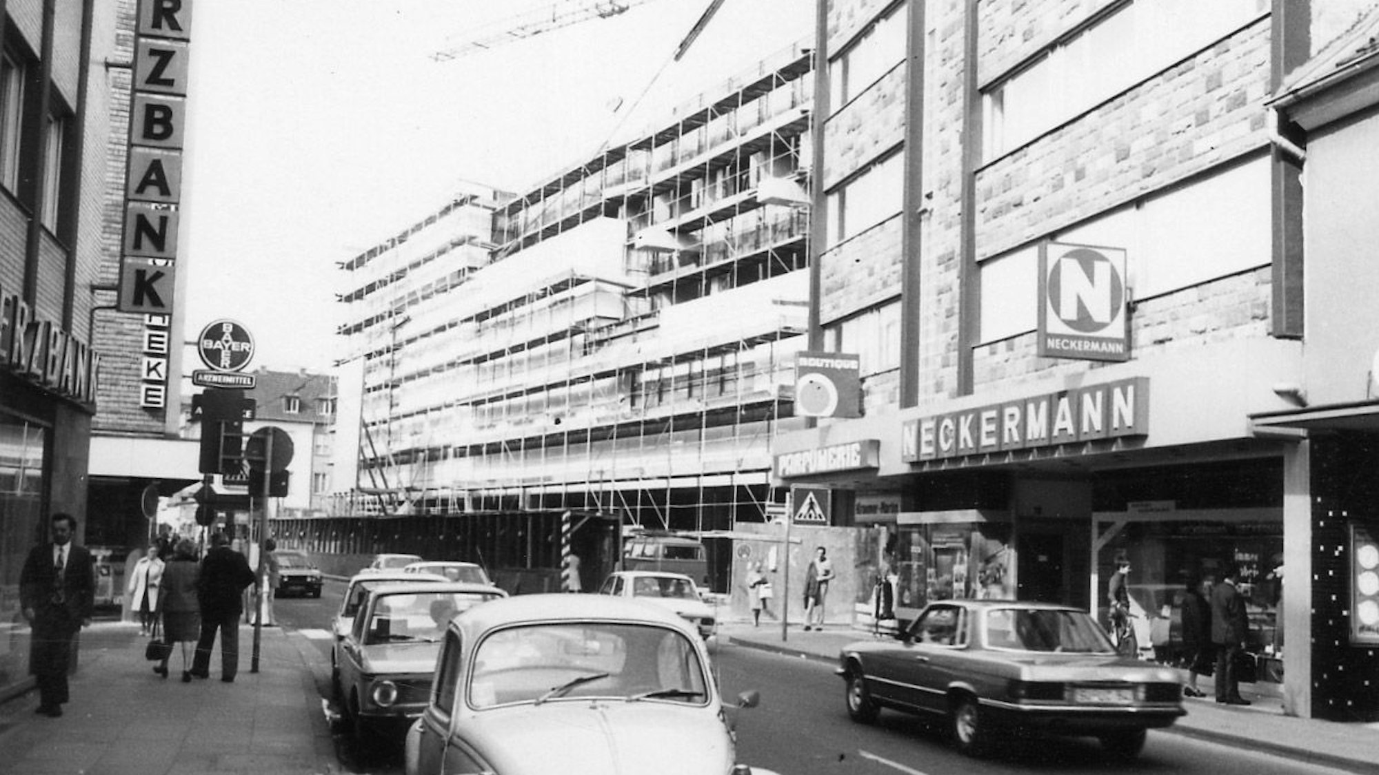 Blick auf die Kaiserstraße. Einige Autos parken am Straßenrand. Der Kaufhof ist noch eingerüstet. (Archivbild)