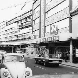 Blick auf die Kaiserstraße. Einige Autos parken am Straßenrand. Der Kaufhof ist noch eingerüstet. (Archivbild)