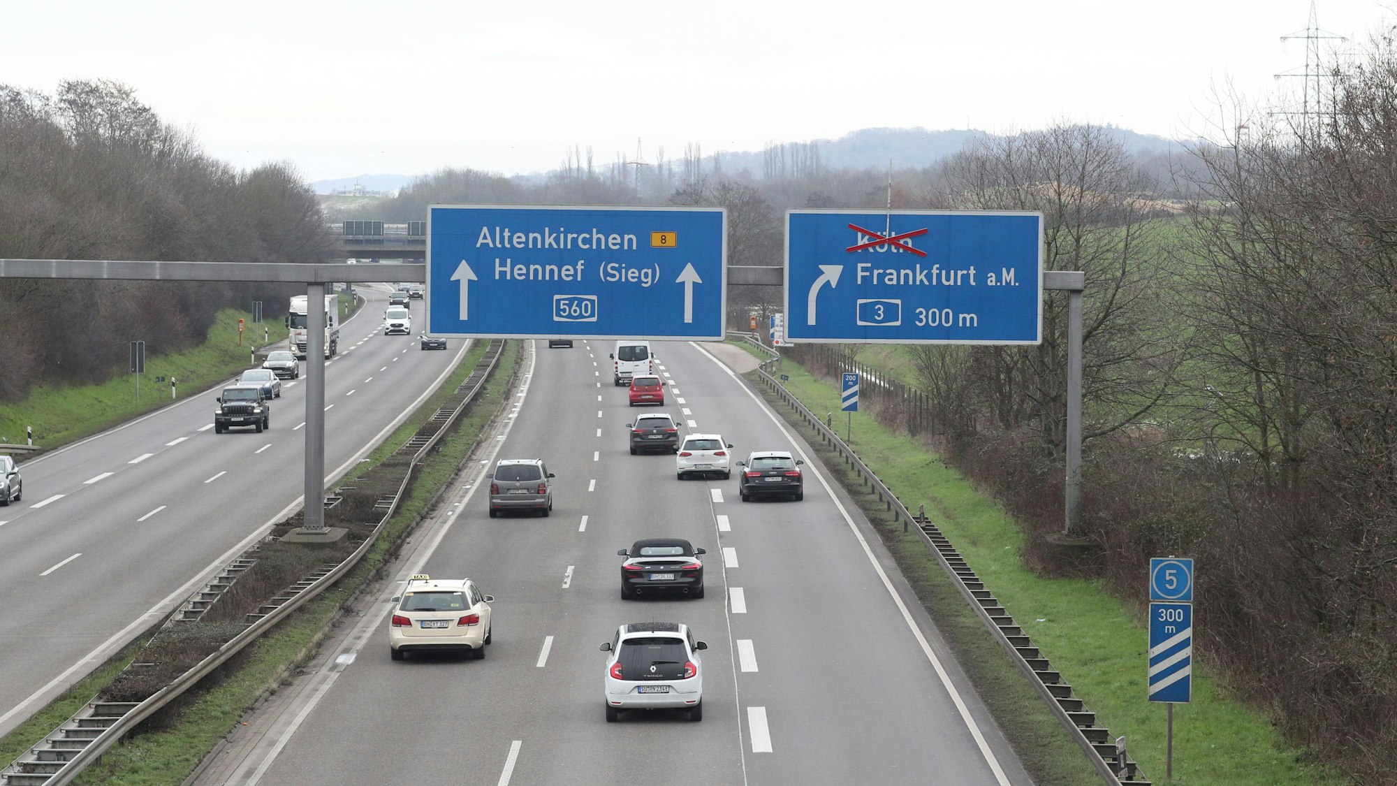 Auf einem Autobahnschild ist die Richtung Köln durchgestrichen.