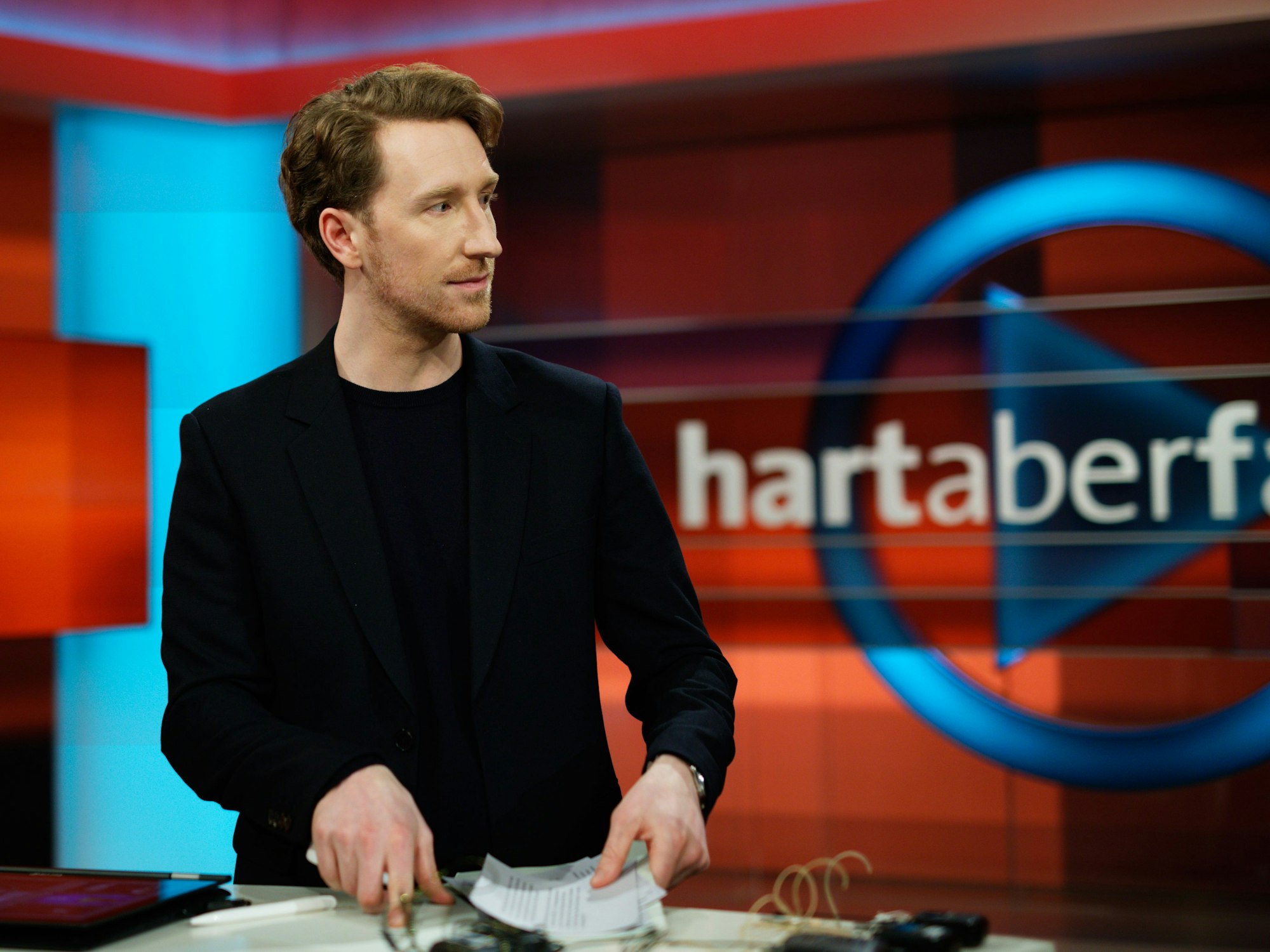 Louis Klamroth, Moderator der ARD-Talkshow „Hart aber fair“, steht nach der Sendung im Studio Berlin, hier im Januar 2023.