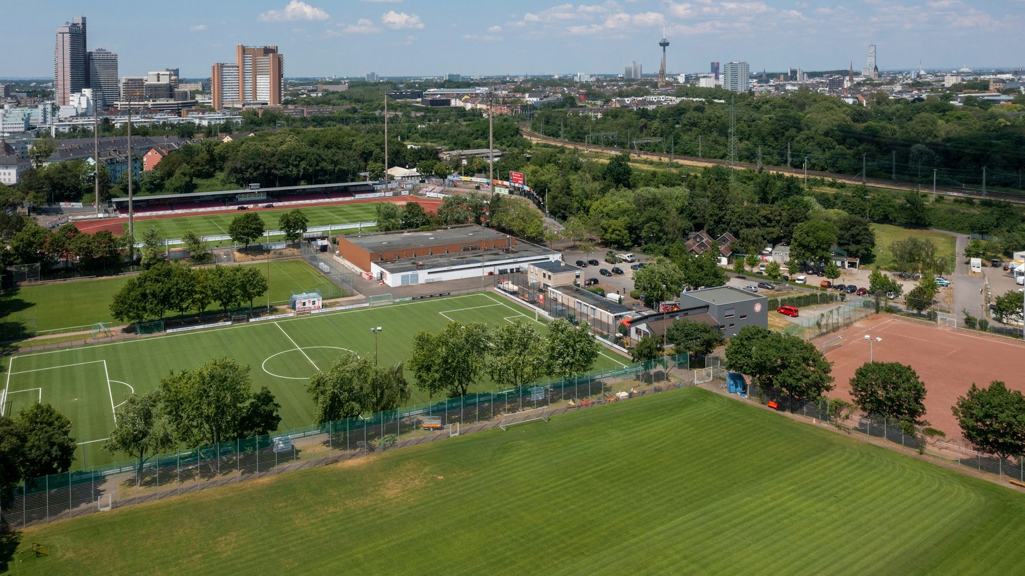 Luftaufnahme des Jean-Löring-Sportparks mit mehreren Fußballfeldern.