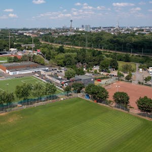 Luftaufnahme des Jean-Löring-Sportparks mit mehreren Fußballfeldern.