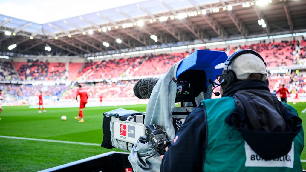 Ein Kameramann filmt bei einem Bundesliga-Spiel.