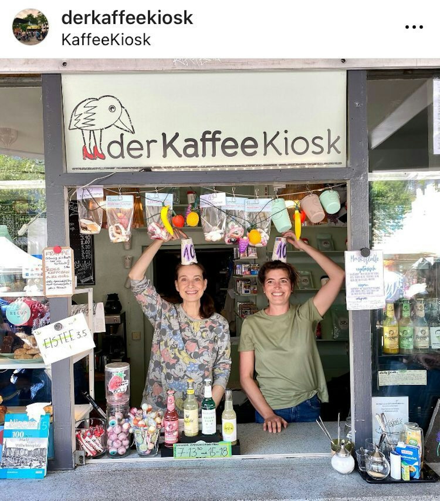 Ilka Buchloh und Marthe Berens in ihrem Kaffee-Kiosk auf dem Wilhelmplatz