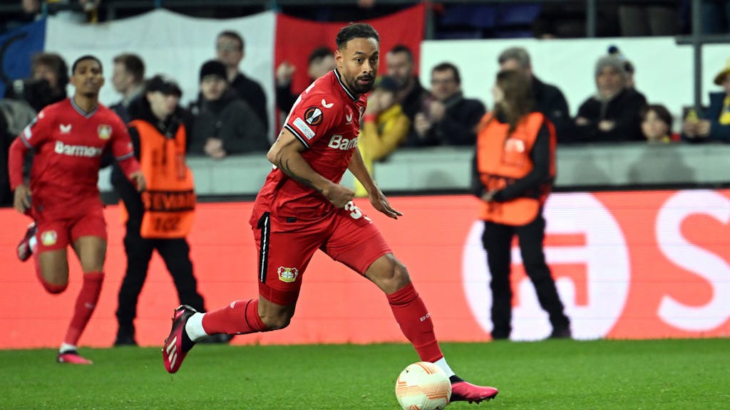 Karim Bellarabi (Bayer Leverkusen) führt den Ball am Fuß.