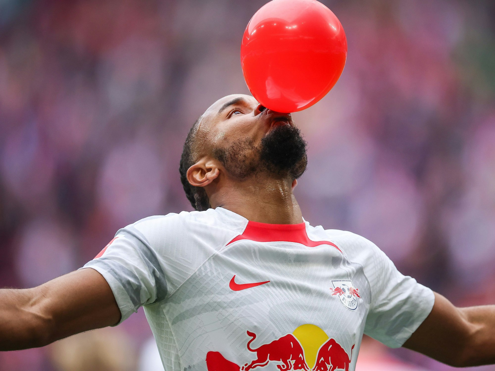 Leipzigs Spieler Christopher Nkunku jubelt mit einem roten Luftballon nach seinem Treffer zum 1:0.