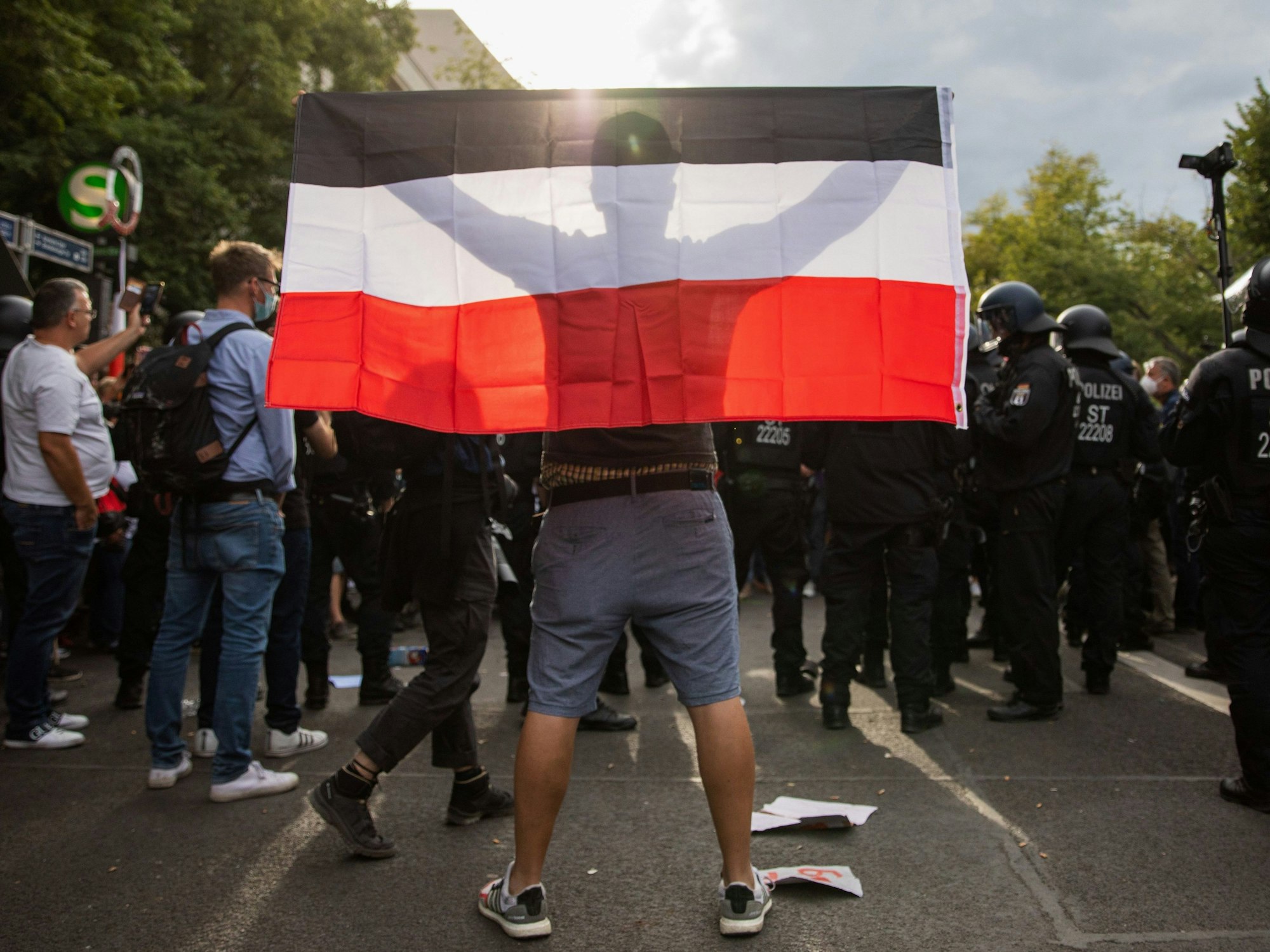 Ein Mann hält auf unserem Archivfoto (2020) eine Reichsflagge bei einem Protest vor der russischen Botschaft hoch.