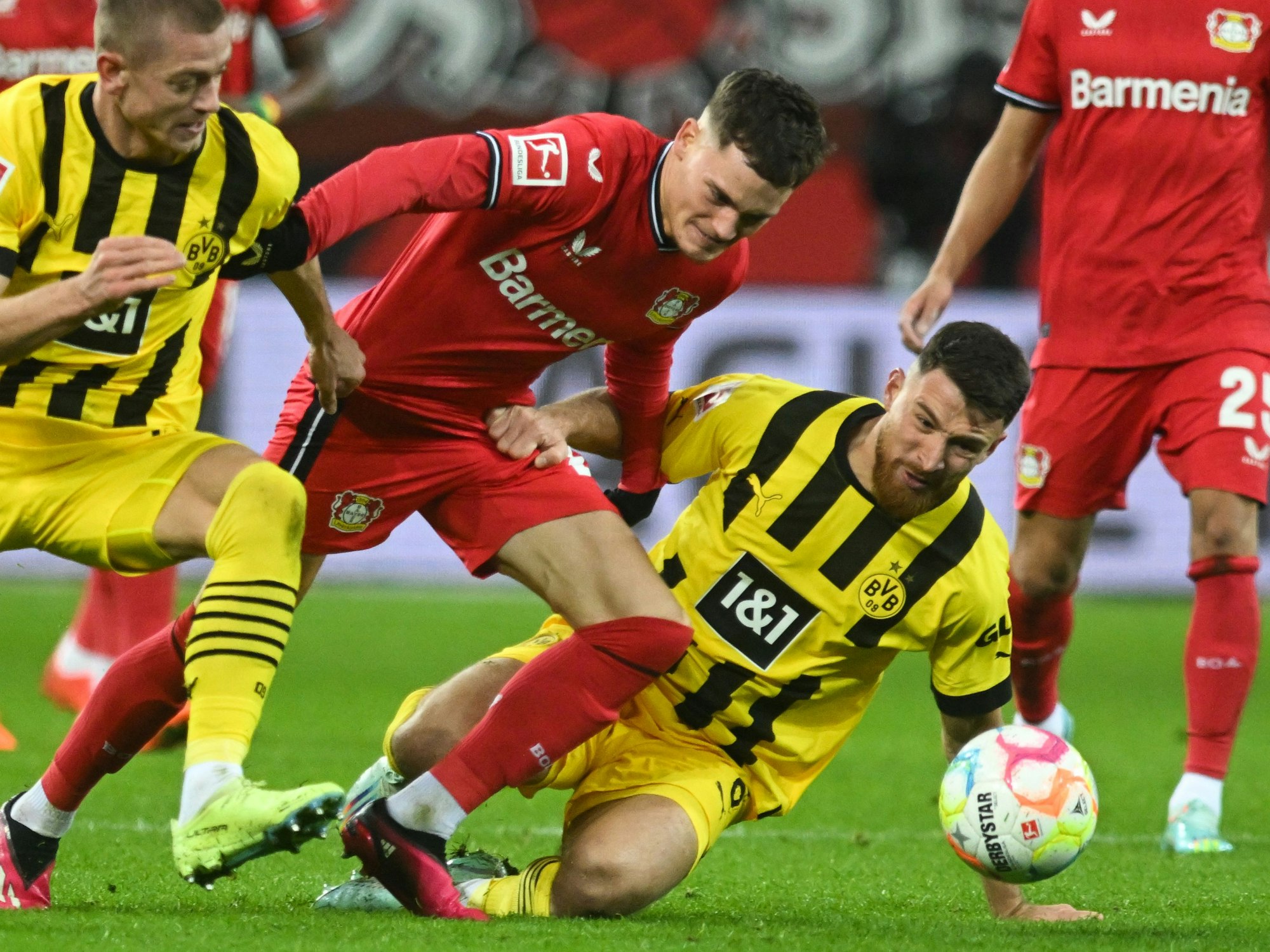Julian Ryerson und sein BVB-Mitspieler Salih Özcan wollen Leverkusens Florian Witz den Ball abjagen.