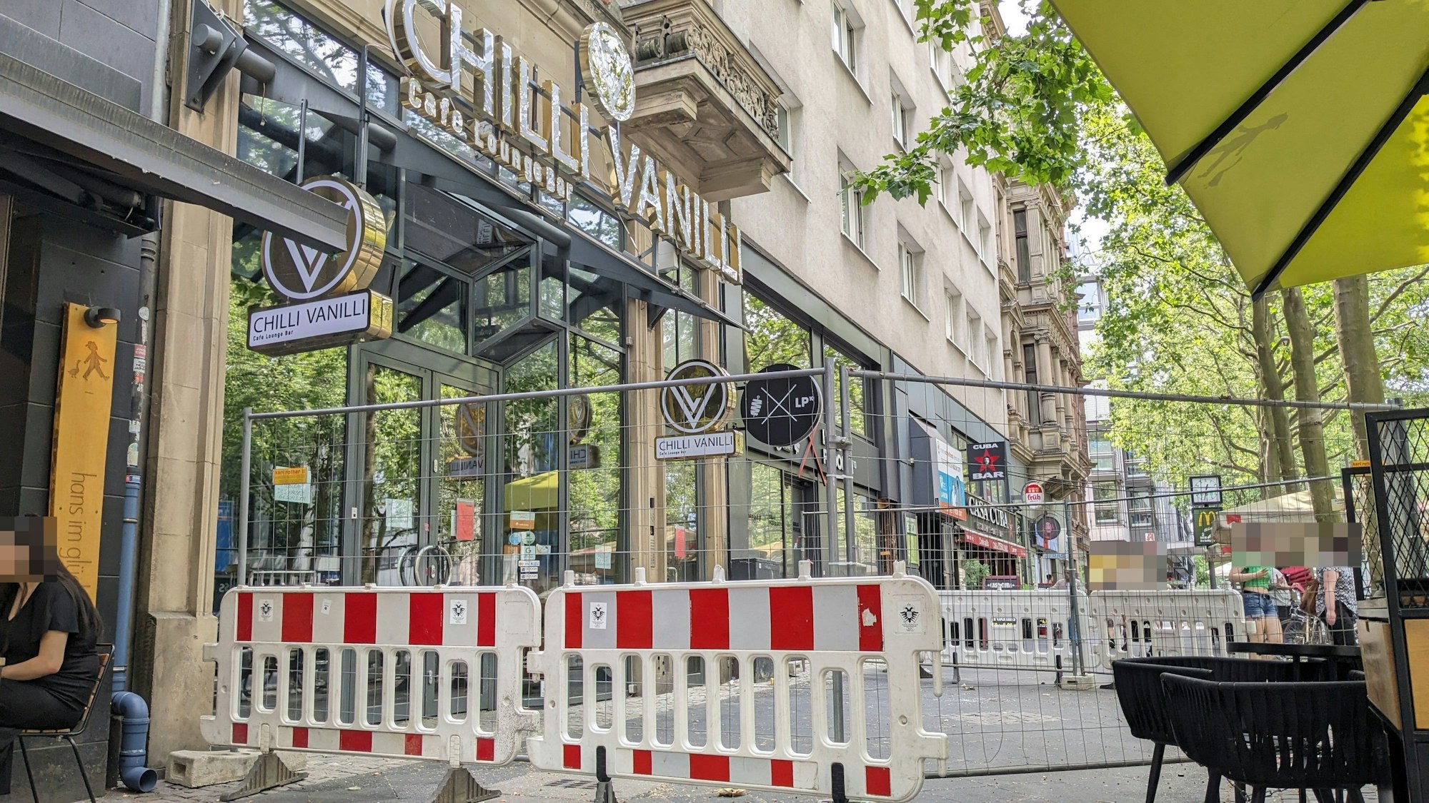 Die Bar Chilli Vanilli am Hohenzollernring ist mit Zäunen abgesperrt.