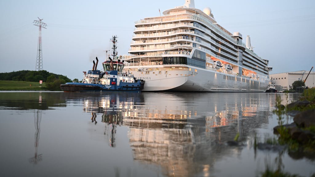 Das Kreuzfahrtschiff „Silver Nova“ hat die Meyer-Werft verlassen und ist auf der Ems unterwegs, hier im Juni 2023.
