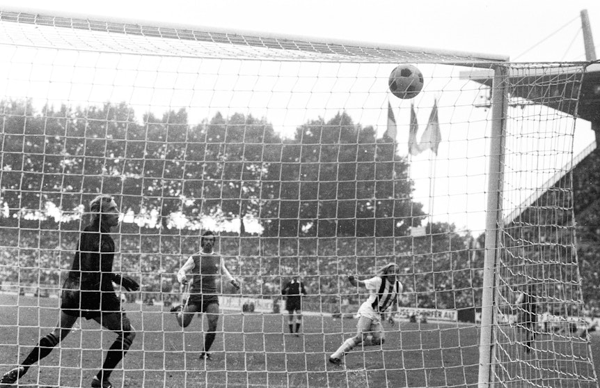 DFB-Pokalfinale 1973: Günter Netzer erzielt für Borussia Mönchengladbach in der Verlängerung den Siegtreffer zum 2:1 gegen den 1. FC Köln. Der Ball schlägt unhaltbar im Torwinkel ein.