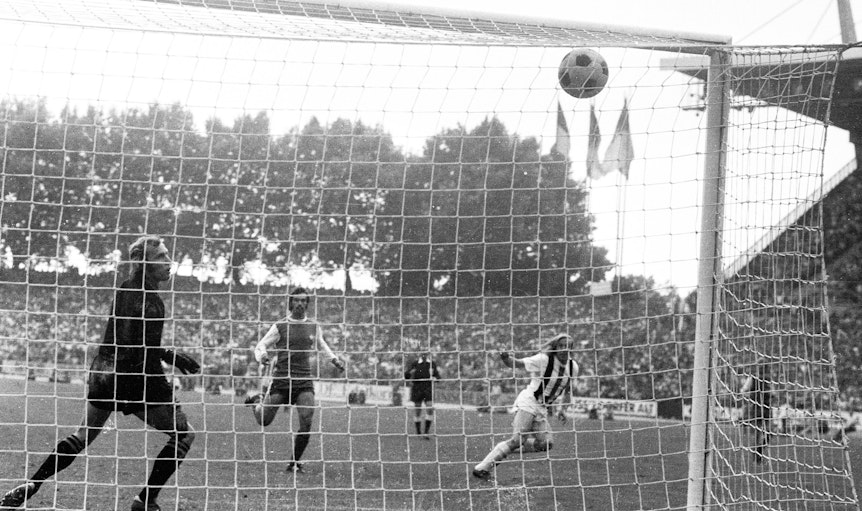 DFB-Pokalfinale 1973: Günter Netzer erzielt für Borussia Mönchengladbach in der Verlängerung den Siegtreffer zum 2:1 gegen den 1. FC Köln. Der Ball schlägt unhaltbar im Torwinkel ein.