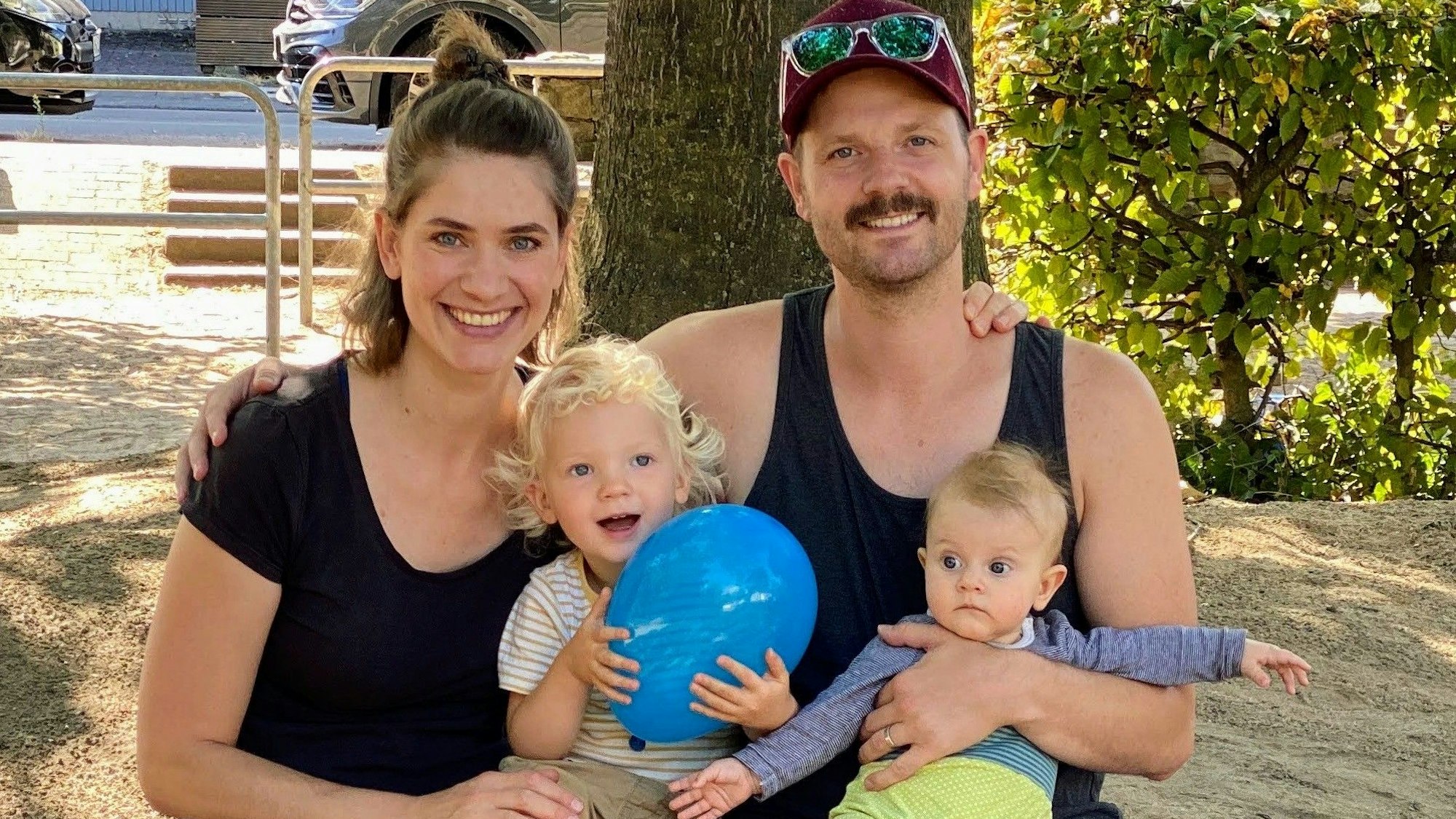 Tobias und Eva Goerlich mit Fiete und Baby Anouk