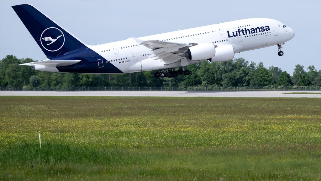 Eine Lufthansa-Maschine des Typs Airbus A380 startet auf dem Flughafen nach Boston.&nbsp;