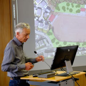 Der Mechernicher Stadtplaner Thomas Schiefer zeigt einen ersten Planungsentwurf für die Bebauung des Eifelstadion-Geländes.