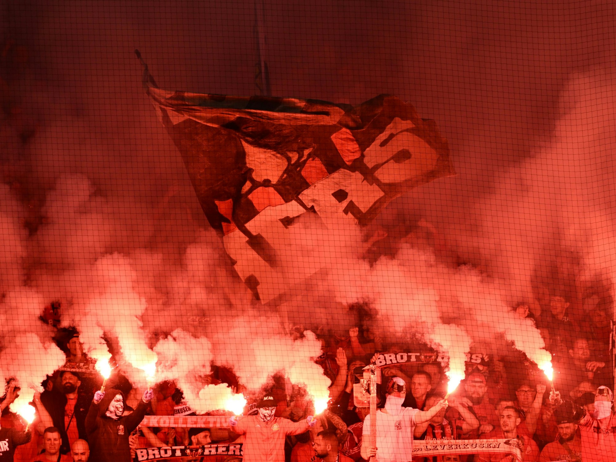 Fans von Leverkusen zünden Pyrotechnik.