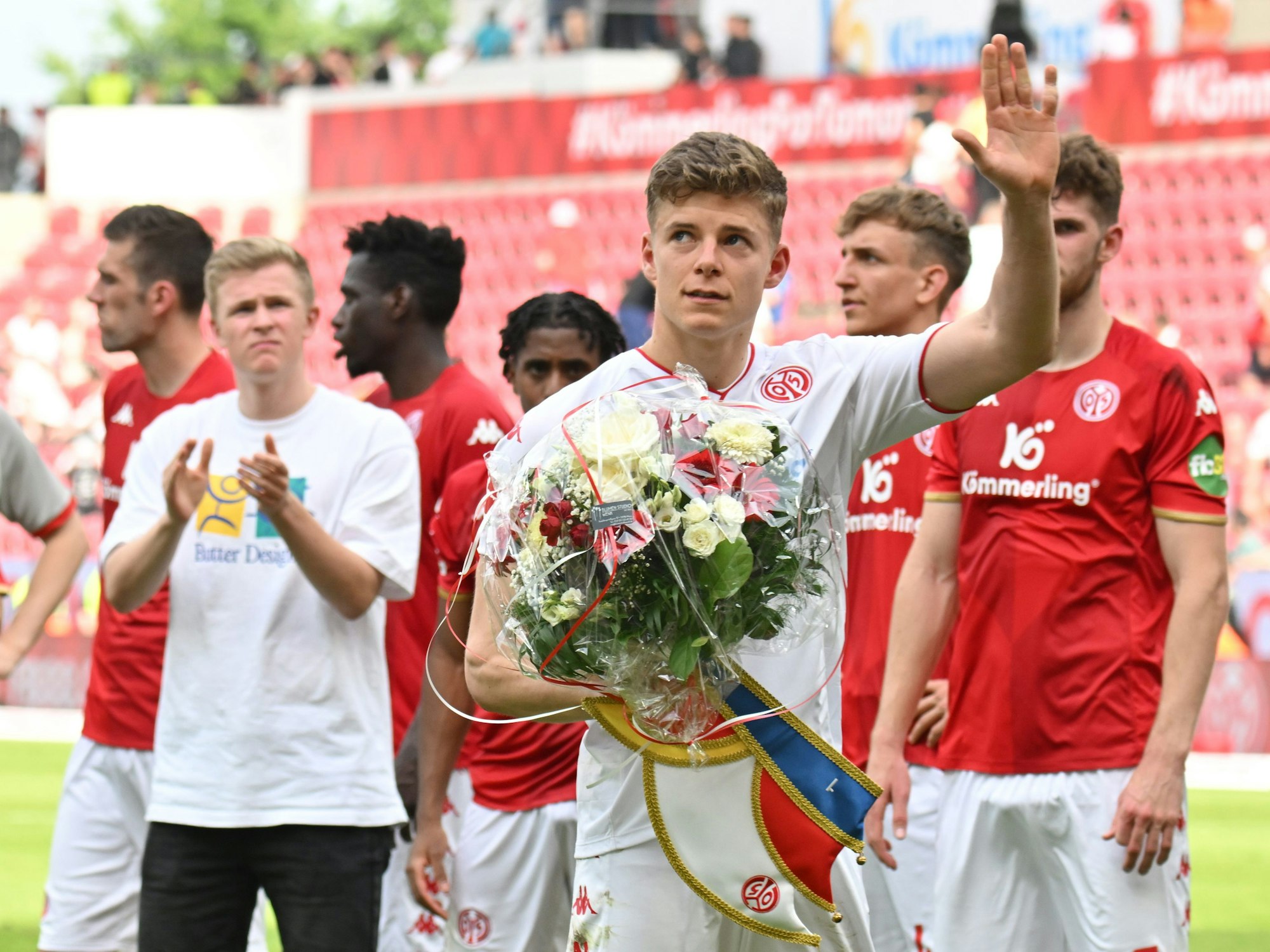 Die Mainzer Mannschaft verabschiedet ihren Mitspieler Finn Dahmen, hier mit Blumen in der Hand.