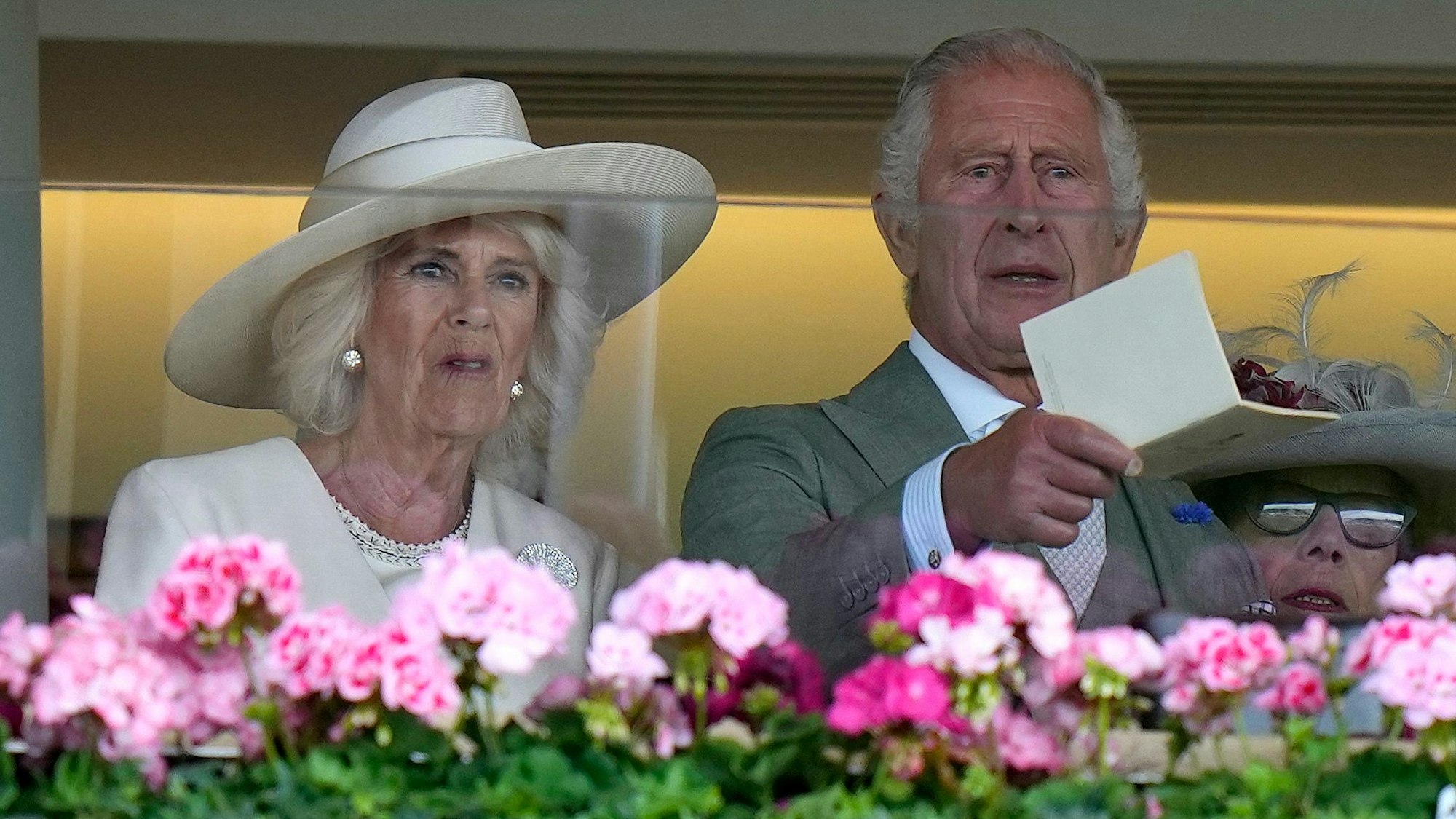 Königin Camilla schaut sich neben ihrem Ehemann, König Charles III., das Pferderennen „Royal Ascot“ an.