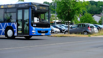 Ein Bus des Schienenersatzverkehrs am Kaller Busbahnhof.