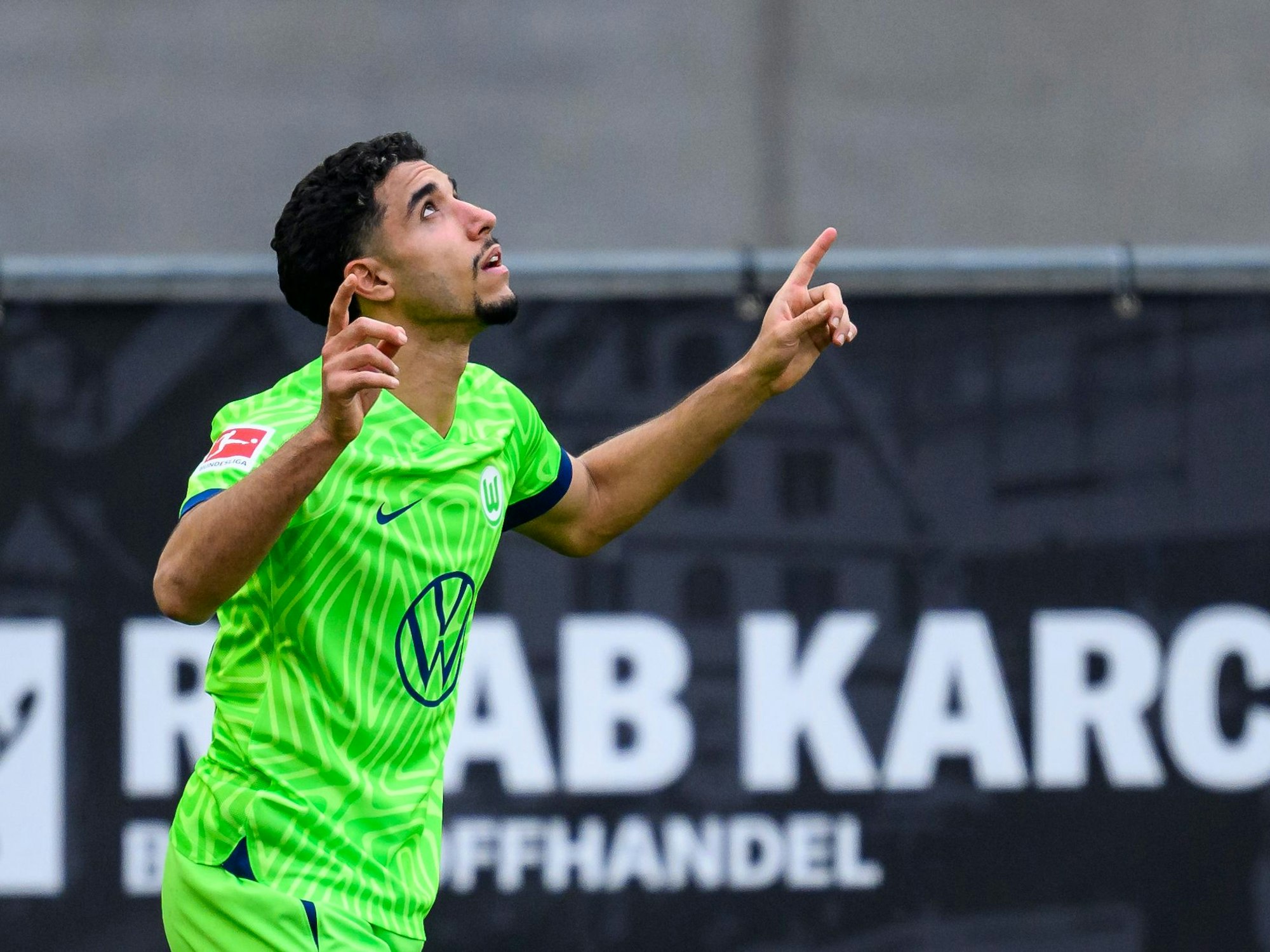 Omar Marmoush jubelt im Wolfsburg-Trikot.