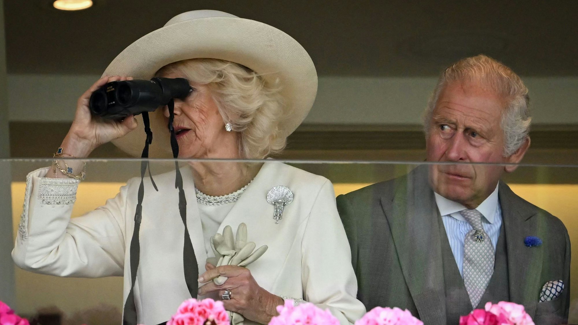 Königin Camilla schaut sich neben ihrem Ehemann, König Charles III., das Pferderennen beim Royal Ascot an.