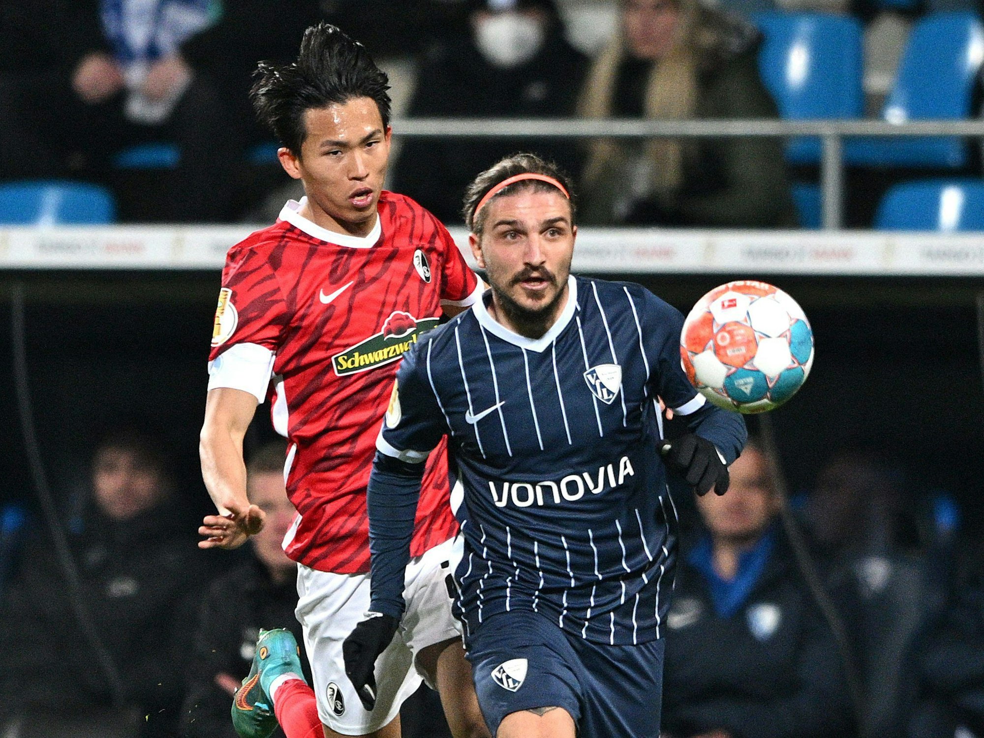 Freiburgs Woo-yeong Jeong (l) und Bochums Konstantinos Stafylidis kämpfen um den Ball.