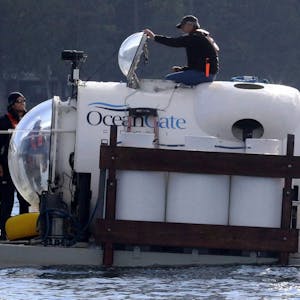 Stockton Rush, CEO und Mitbegründer von OceanGate, steigt aus der Luke eines OceanGate-Tauchboots. Den Insassen bleibt nicht mehr viel Zeit. (Archivbild)
