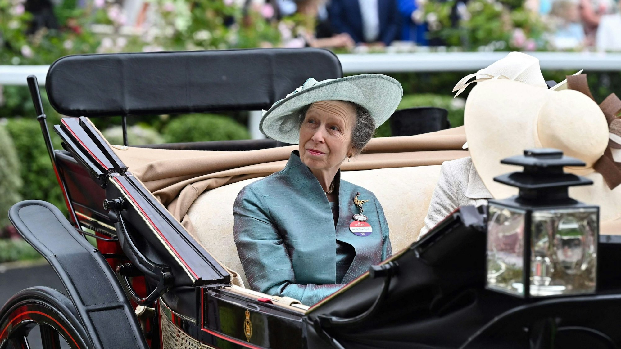 Die britische Prinzessin Anne, Princess Royal, kommt in einer Pferdekutsche an.